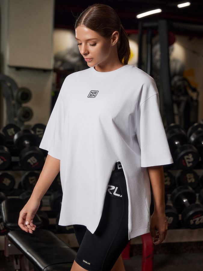 5aae8e3ad02011f0825118c04d45c689_d20b9c67d04611f0825218c04d45c689 NEVERLATE Футболка оверсайз с разрезом белая NW09.901.4 — изображение 1