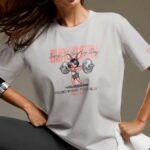 NEVERLATE Свободная футболка с ярким принтом светло-серая NW09.1380.3