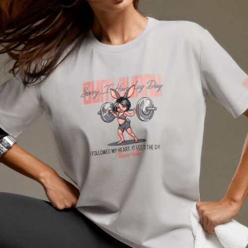 NEVERLATE Свободная футболка с ярким принтом светло-серая NW09.1380.3