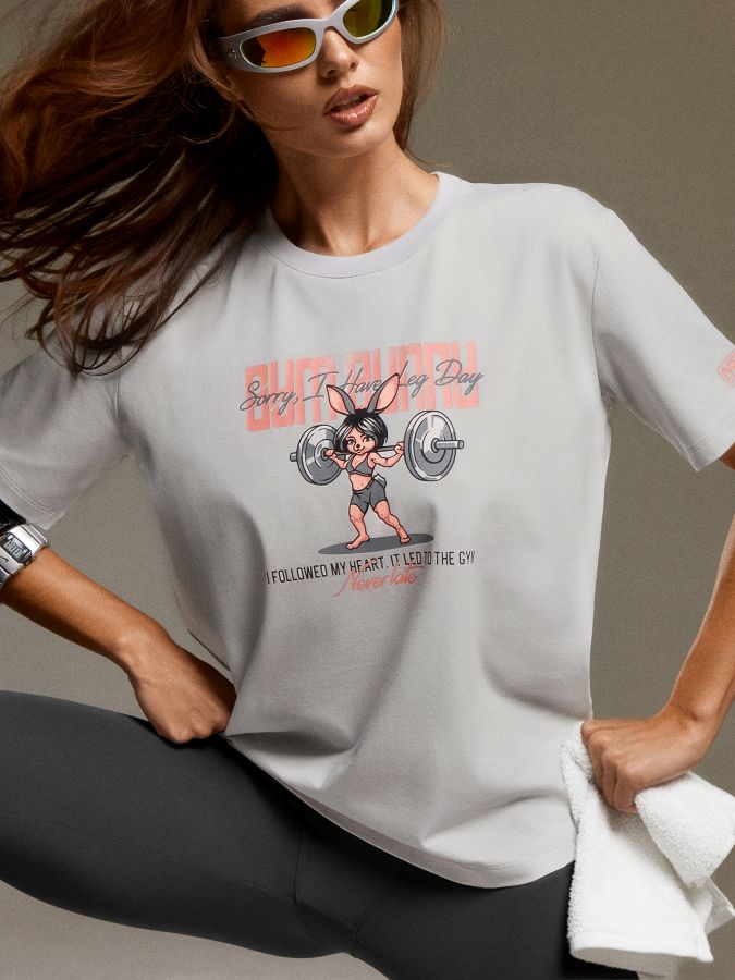 1c53914109be11f182a718c04d45c689_78f03cee09cc11f182a818c04d45c689 NEVERLATE Свободная футболка с ярким принтом светло-серая NW09.1380.3 — изображение 1