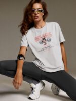 NEVERLATE Свободная футболка с ярким принтом светло-серая NW09.1380.3 — изображение 2