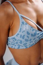 NEBBIA Топ Medium Support Leopard Sports Bra 854 PRIMAL синий — изображение 6
