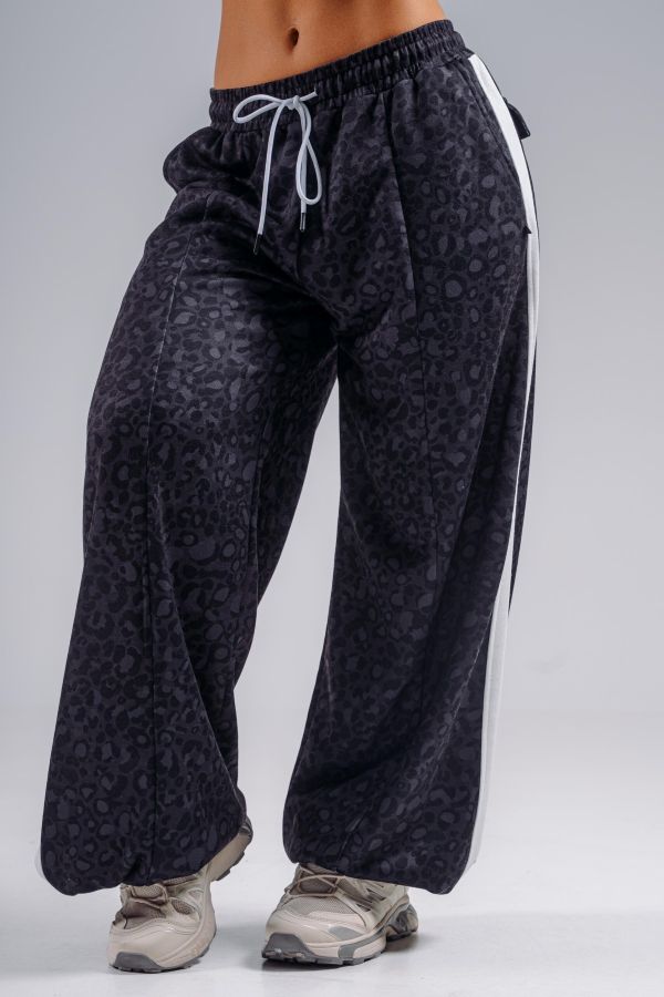 e203fff473ae11f1833618c04d45c689_9dd90b7173af11f1833618c04d45c689 NEBBIA Брюки Baggy Leopard Sweatpants 865 PRIMA черный — изображение 1