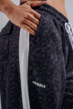 NEBBIA Брюки Baggy Leopard Sweatpants 865 PRIMA черный — изображение 5