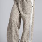 NEBBIA Брюки Baggy Leopard Sweatpants 865 PRIMA кремовый