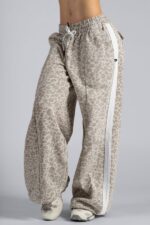 NEBBIA Брюки Baggy Leopard Sweatpants 865 PRIMA кремовый