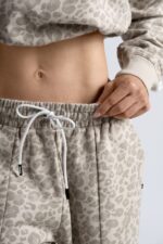 NEBBIA Брюки Baggy Leopard Sweatpants 865 PRIMA кремовый — изображение 4