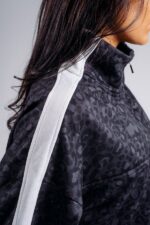 NEBBIA Свитшот Half-zip Leopard Sweatshirt 866 PRIMAL черный — изображение 5